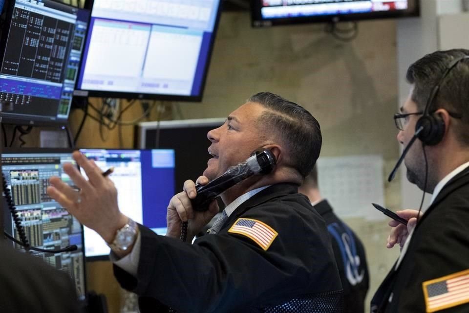 En la jornada, el Dow Jones perdió 4.55%, el S&P bajó 4.34% y el Nasdaq cedió 3.79%.