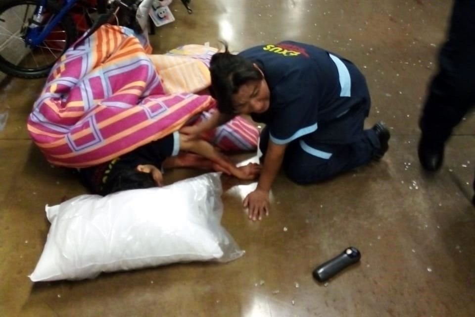 Una empleada resultó lesionada al ser embestida por la camioneta.
