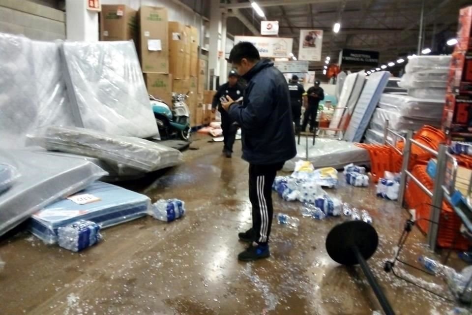 Los ladrones impactaron su camioneta contra la entrada de la tienda.