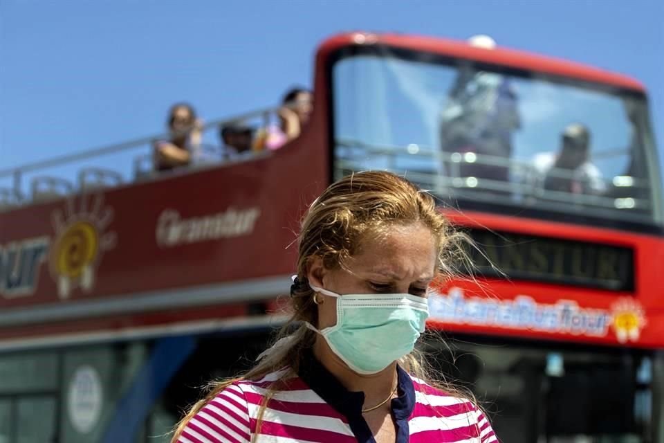 Una mujer con mascarilla camina en La Habana. El turismo es la base de la economía de Cuba.