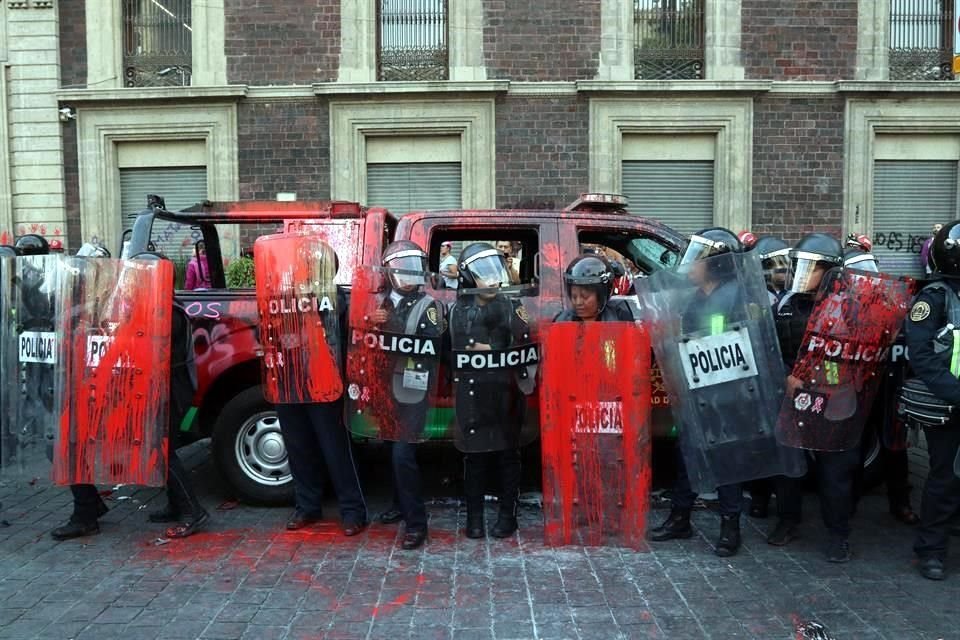 Una camioneta del Cuerpo de Bomberos fue destruida y pintada en 5 de Mayo y Plaza de la Constitución;  mujeres de la SSC que llegaron para resguardarla fueron bañadas con pintura por encapuchadas.