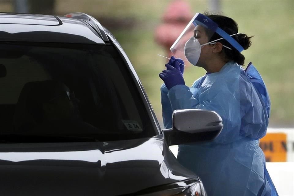 EU implementó un sistema de aplicación de pruebas del coronavirus en el que las personas van en su auto y no se tienen que bajar; no obstante, especialistas advierten que ya es difícil frenarlo.