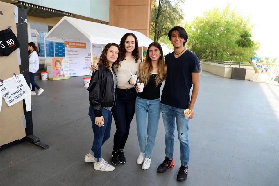 Andrea Aguilar, Liliana Martínez, Valeria Gutiérrez y Diego Ayala