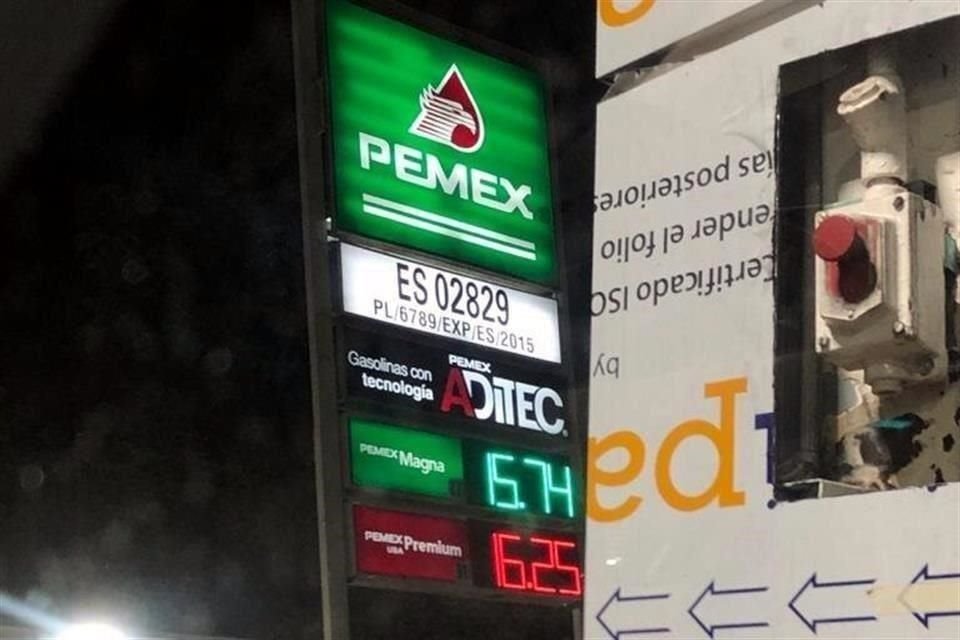 Los precios de la gasolina han bajado en los estados del País.