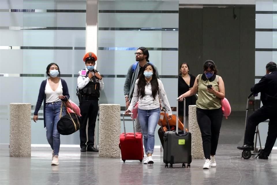 Personal del AICM y viajeros utilizan cubrebocas como medida de prevención ante la pandemia.