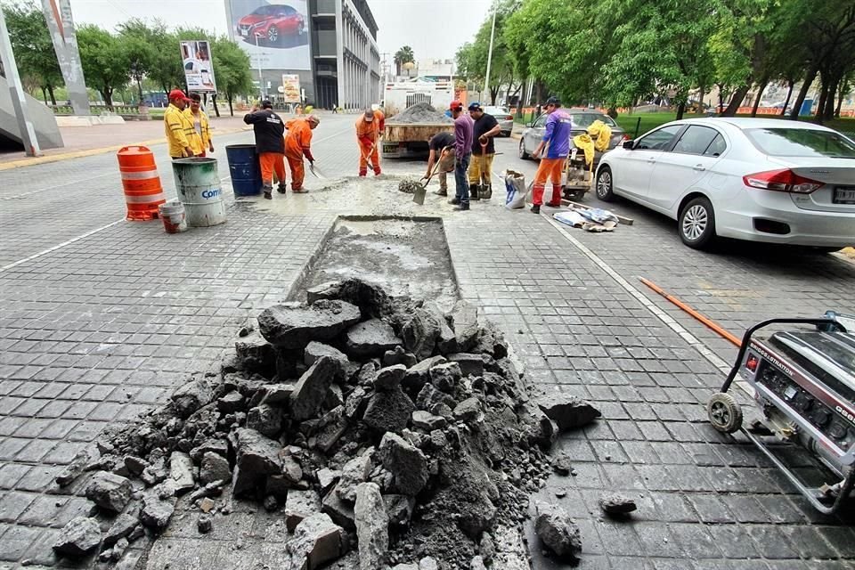 Trabajadores del municipio de Monterrey reparan el concreto estampado de Juan I. Ramón.