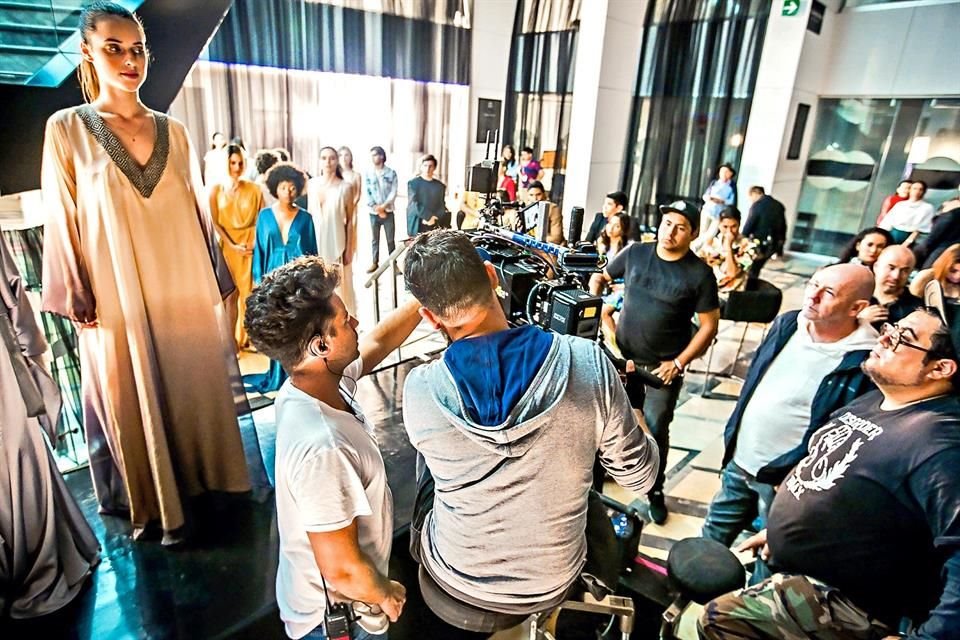 El cineasta (der., de blanco) es vicepresidente de producción de Rivit TV, que arranca este martes actividades.