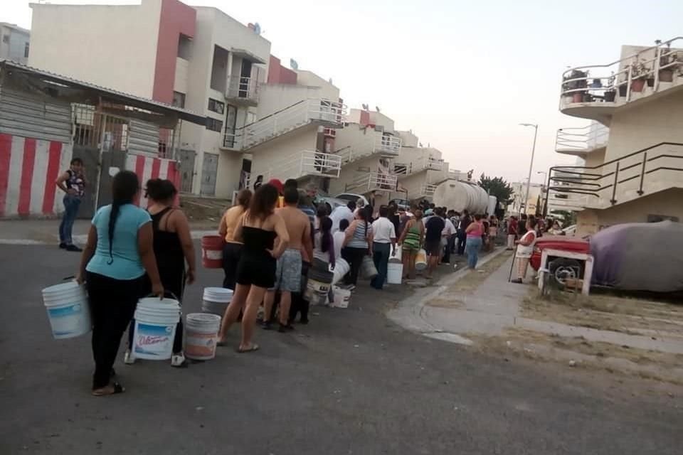 Vecinos acuden de varias cuadras para poder abastecerse, ante las necesidades de limpieza por la pandemia.