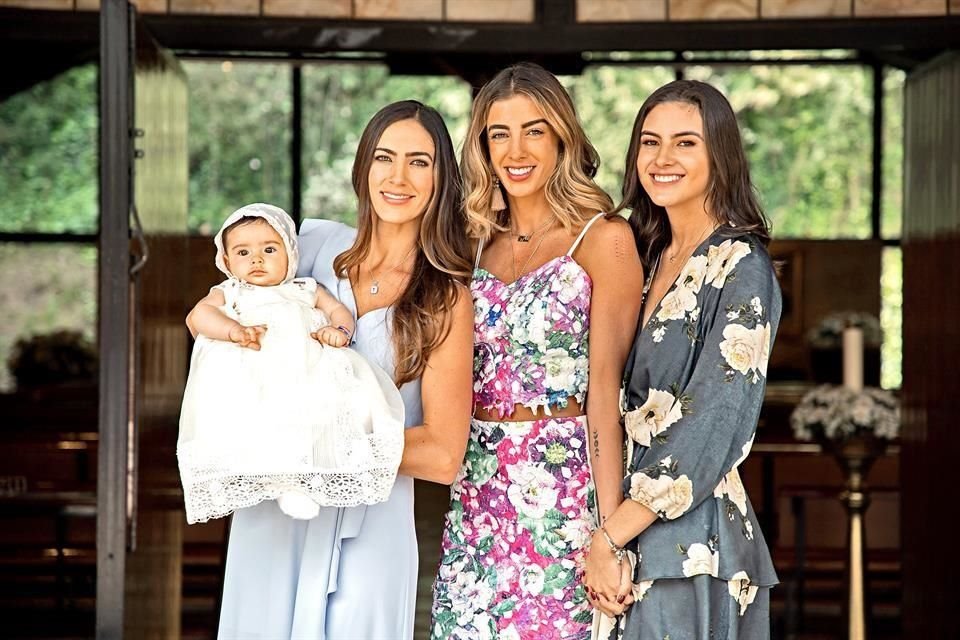 Maika Rodríguez, Roxana y Karla Rojo de la Vega con Paula Portocarrero