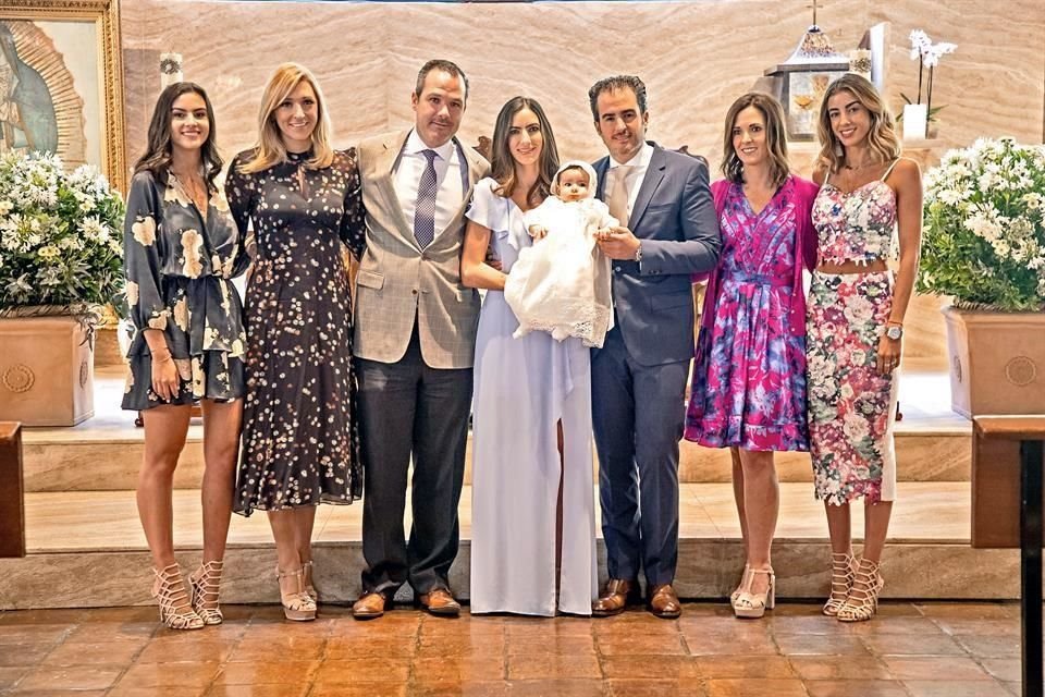 Paula Portocarrero, María Ariza, Alejandro Rodríguez, Roxana Rojo de la Vega con Maika, Fernando y Paola Rodríguez, y Karla Rojo de la Vega