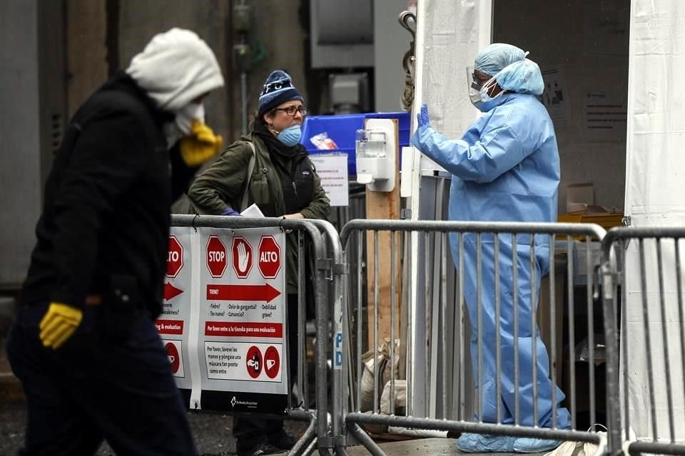 Personal atiende un hospital en Nueva York.