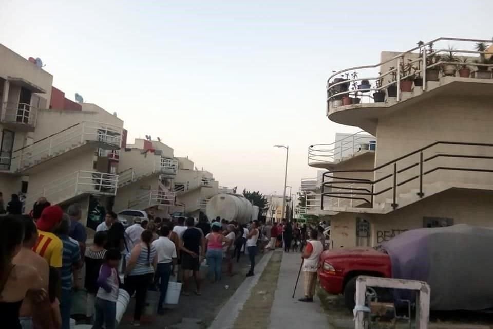 Los vecinos forman largas filas todos los días para alcanzar un poco de agua de la pipa.