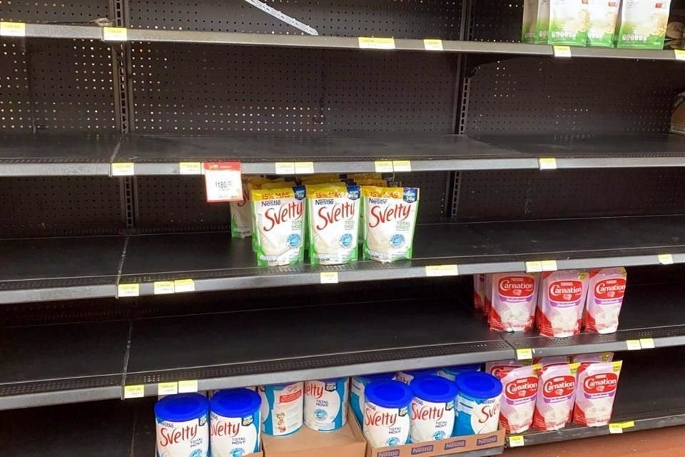 Anaqueles de Walmart lucen vacíos ante las compras de pánico.