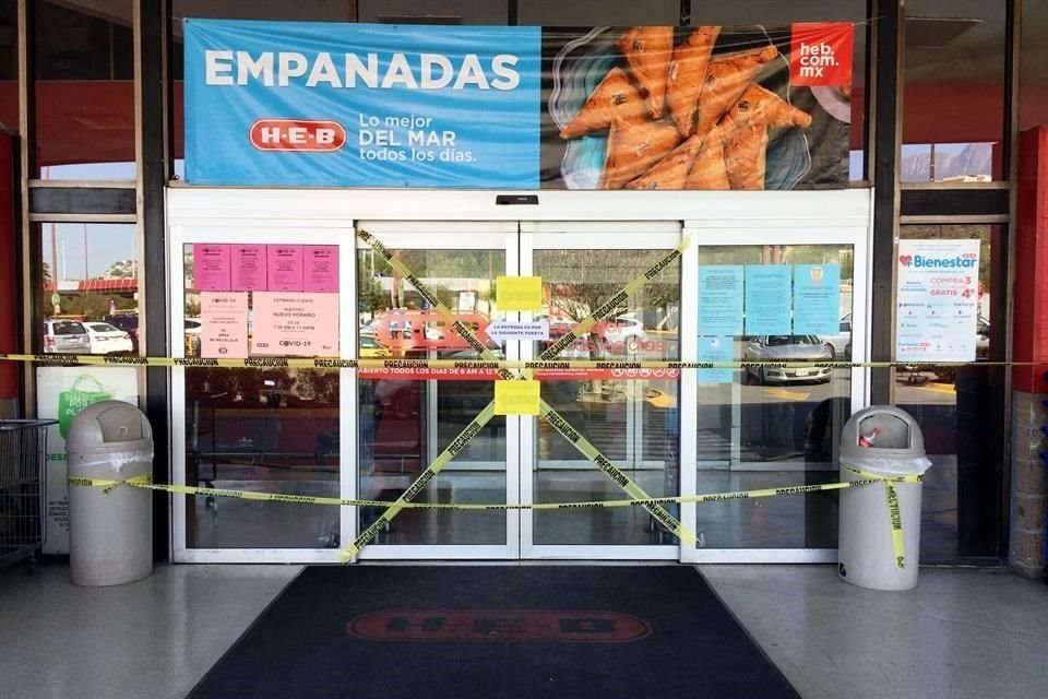 Los centros comerciales HEB iniciaron las restricciones a sus clientes para prevenir contagios.