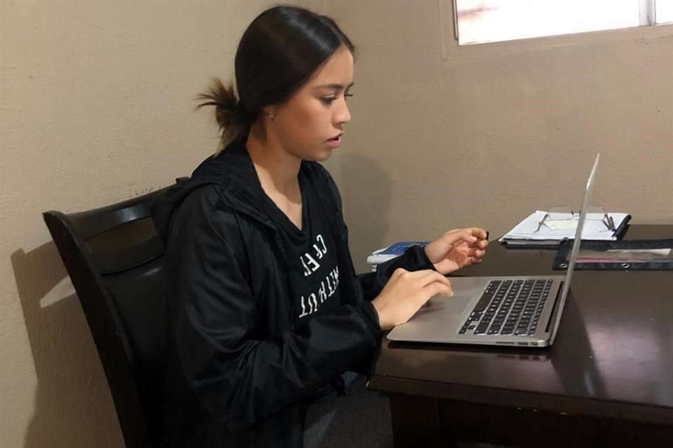 Greta Espinoza no pierde tiempo y además de cumplir con los entrenamientos a distancia, cursa una maestría en línea.