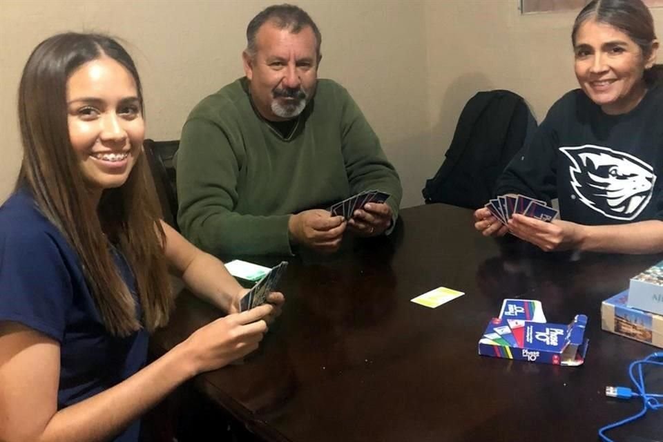 La defensa de Tigres Femenil aprovecha las tardes para jugar cartas y convivir con sus padres Francisco Espinoza y Greta Casas.