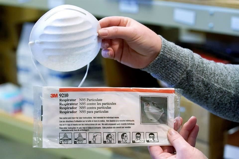 Las mascarillas N95 son uno de los materiales que el IMSS busca adquirir para atender casos de Covid-19.