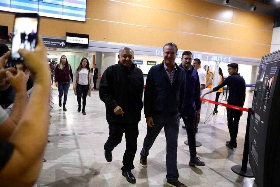 El Presidente López Obrador con el Gobernador Ordaz a su llegada a Culiacán.