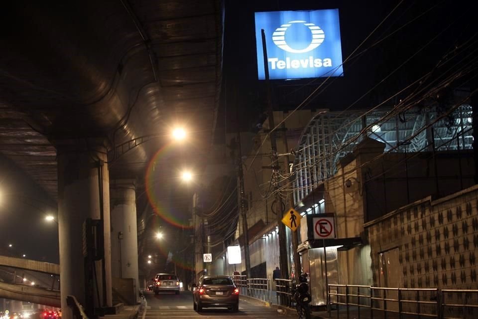 Televisa decidió detener sus grabaciones de telenovelas y programas unitarios.