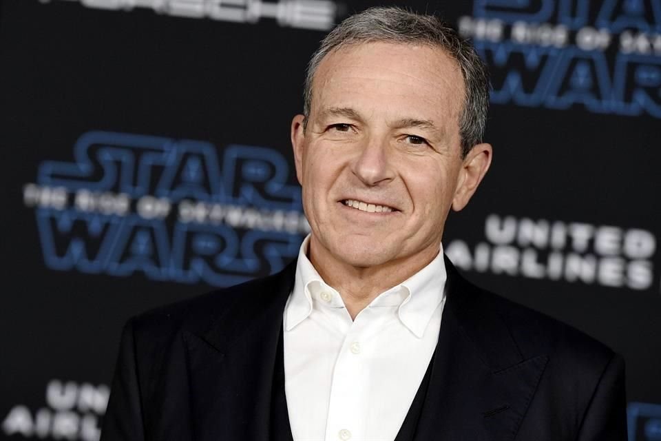 Robert Iger, presidente ejecutivo de Disney renunciará a su salario a partir de abril para reducir el impacto que la crisis.