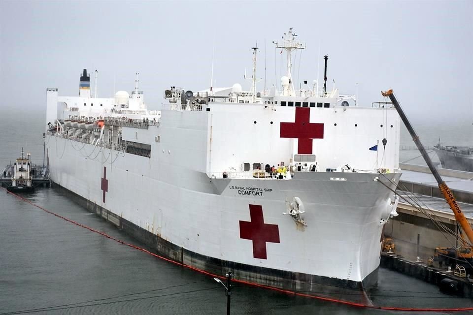 El USNS Comfort al llegar al puerto de Nueva York. El buque hospital busca ayudar a reducir la saturación de hospitales.