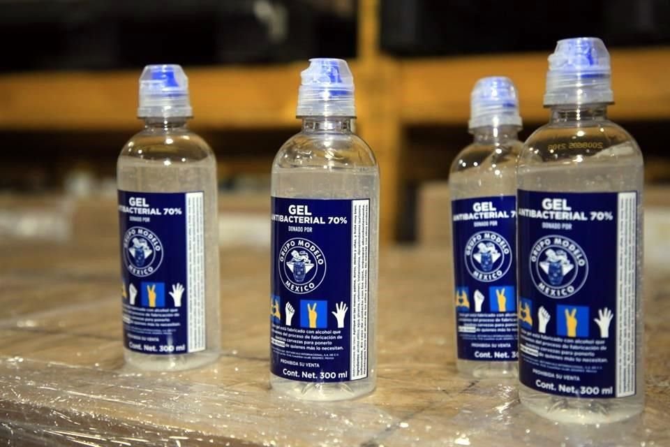 En total, Grupo Modelo entregará a la Fundación IMSS 300 mil botellas de alcohol-gel de 300 mililitros. 