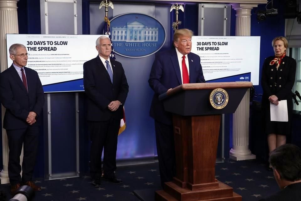 Anthony Fauci, el Presidente Donald Trump y la doctora Deborah Birx en una conferencia de prensa este martes.