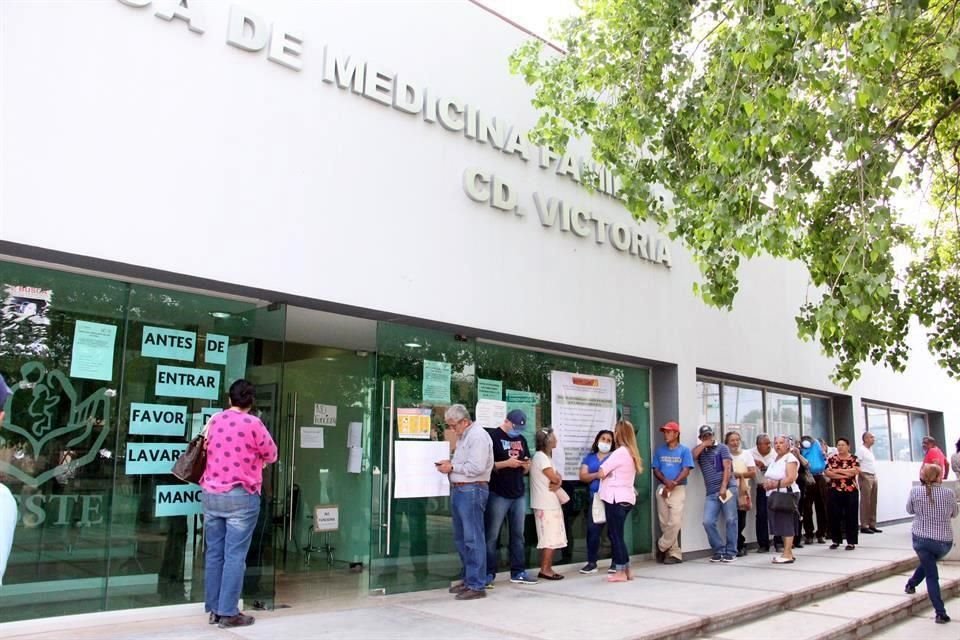 Tras el cierre de la clínica del ISSSTE en Ciudad Victoria, en protesta por la falta de insumos, derechohabientes esperaron ayer hasta cuatro horas de pie y en la calle para ser atendidos.