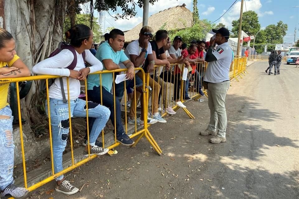 Migrantes afuera de las oficinas de regularización del INM en Tapachula, Chiapas.