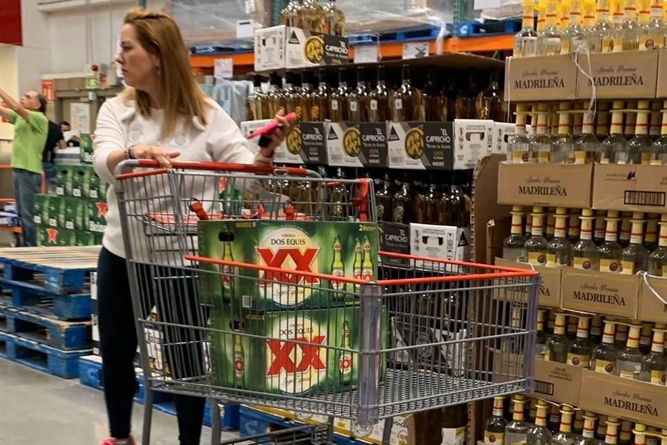 Desde horas antes del anuncio del paro de la producción y distribución de cerveza en NL, se registraron compras de pánico.