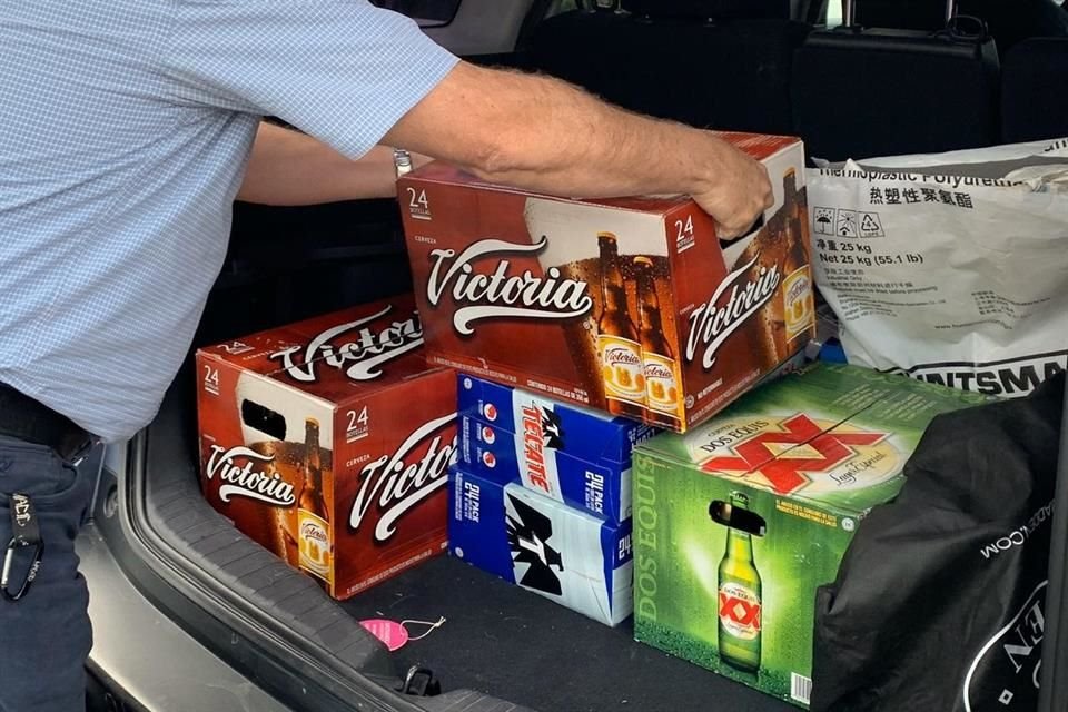 Ante el rumor de un posible paro de cerveceras por la contingencia del Covid-19, regios acuden a negocios para realizar compras de pánico.