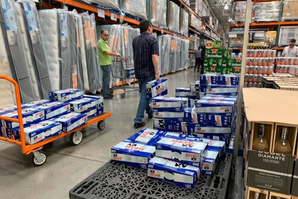 Desde horas antes del anuncio del paro de la producción y distribución de cerveza en NL, se registraron compras de pánico.