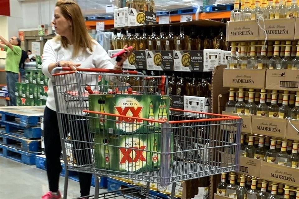 En Costco de Cumbres había decenas de personas formadas para pagar, y algunas llevaban en sus carritos mínimo dos cajas de 24 cervezas.
