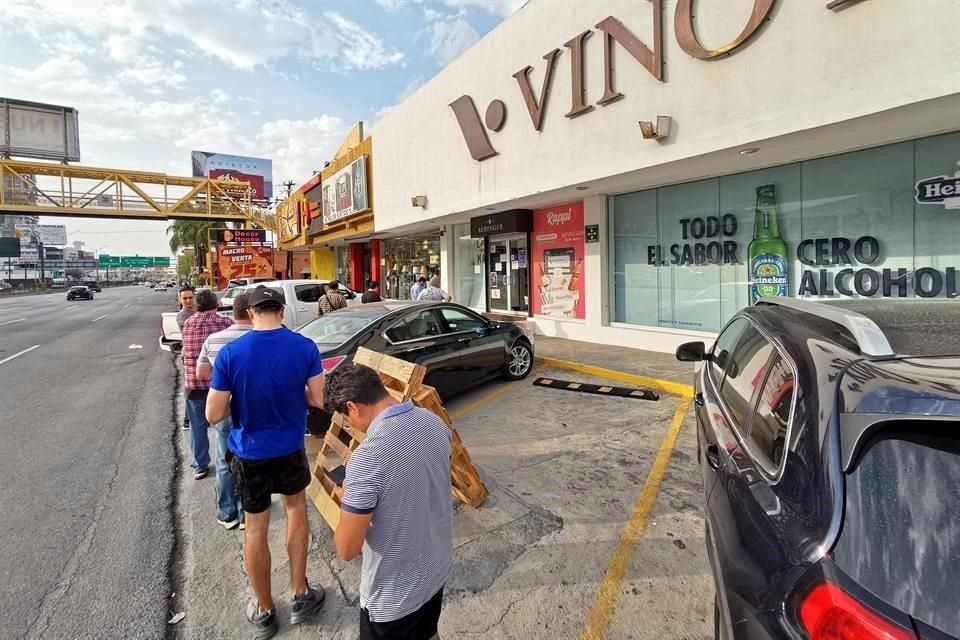 Varios clientes coincidieron en que acudieron a comprar por 'si las dudas'.