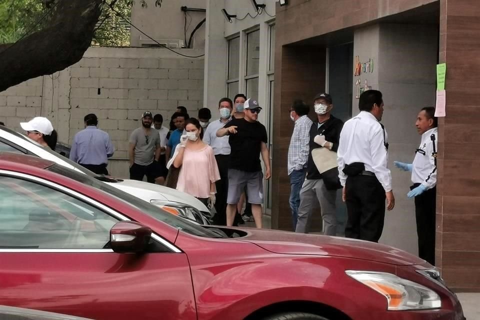 Incluso en los negocios de Vinoteca, ubicados en Contry y sobre Carretera Nacional la gente hizo filas para comprar bebidas alcohólicas.