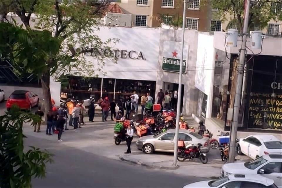 En el exterior de las vinotecas de Calzada del Valle, en San Pedro, y Paseo de los Leones, en Monterrey, también se registraron largas filas.
