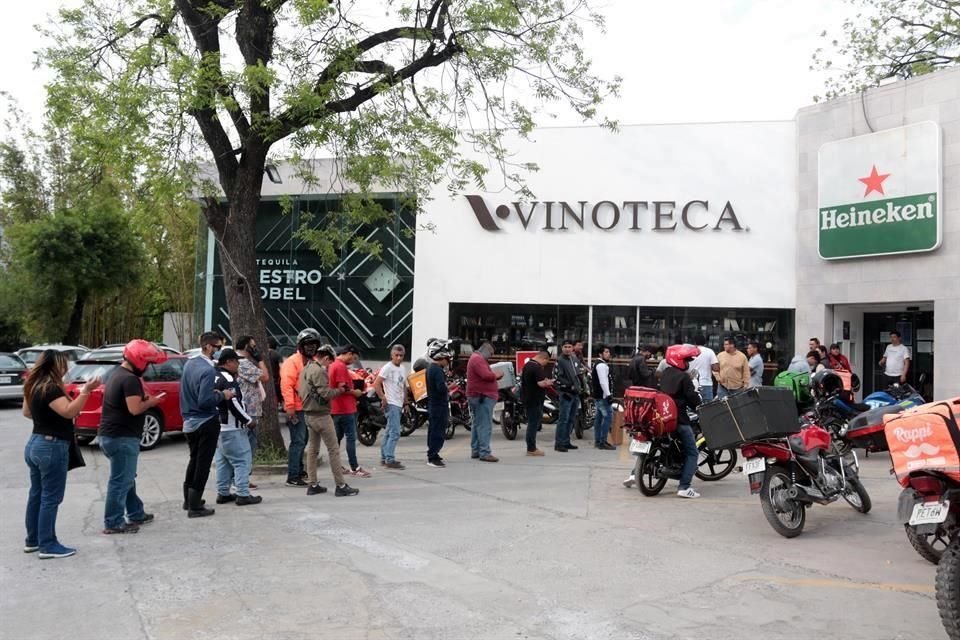 En las filas también se observaron trabajadores del servicio de Uber y otras plataformas, que acudieron para hacer los envíos a domicilio.