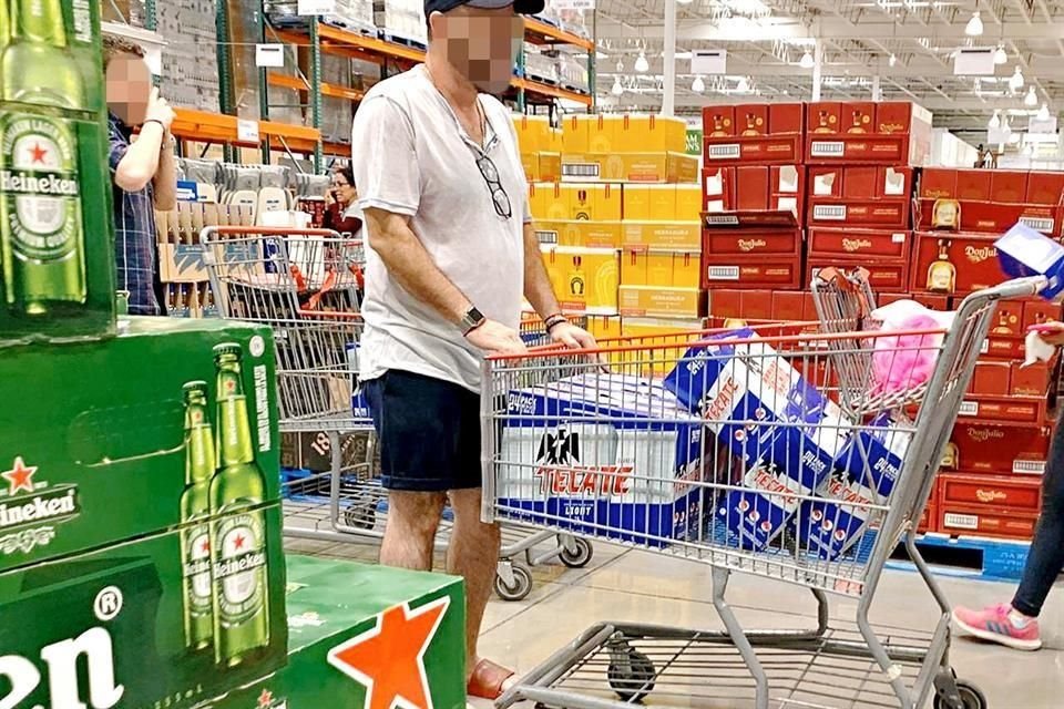 Sin importar los llamados a permanecer encerrados por el Covid-19, cientos de personas salieron a comprar cerveza.