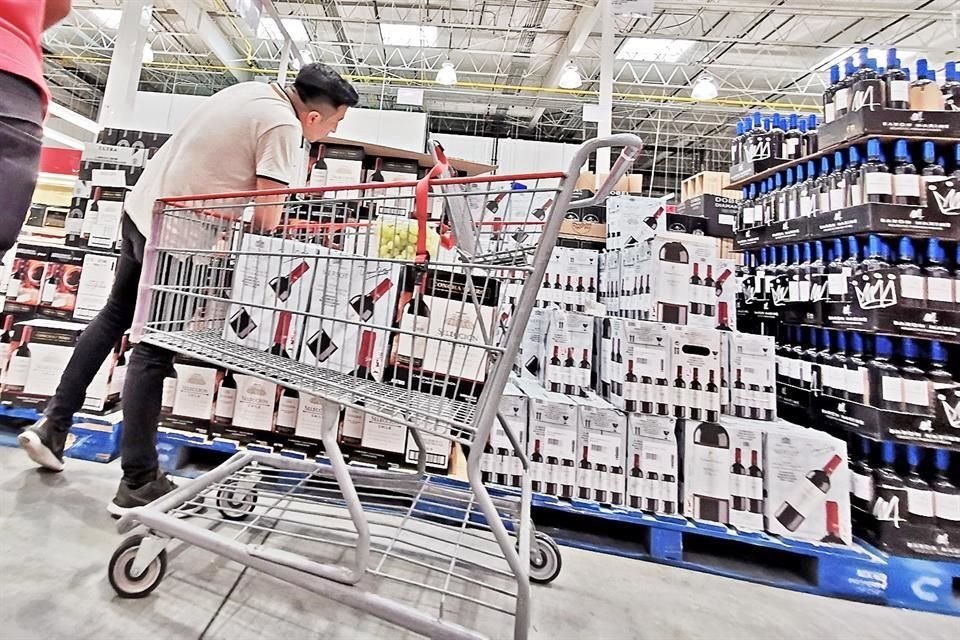 Los carritos en los supermercados fueron llenados con bebidas alcohólicas, no comida.