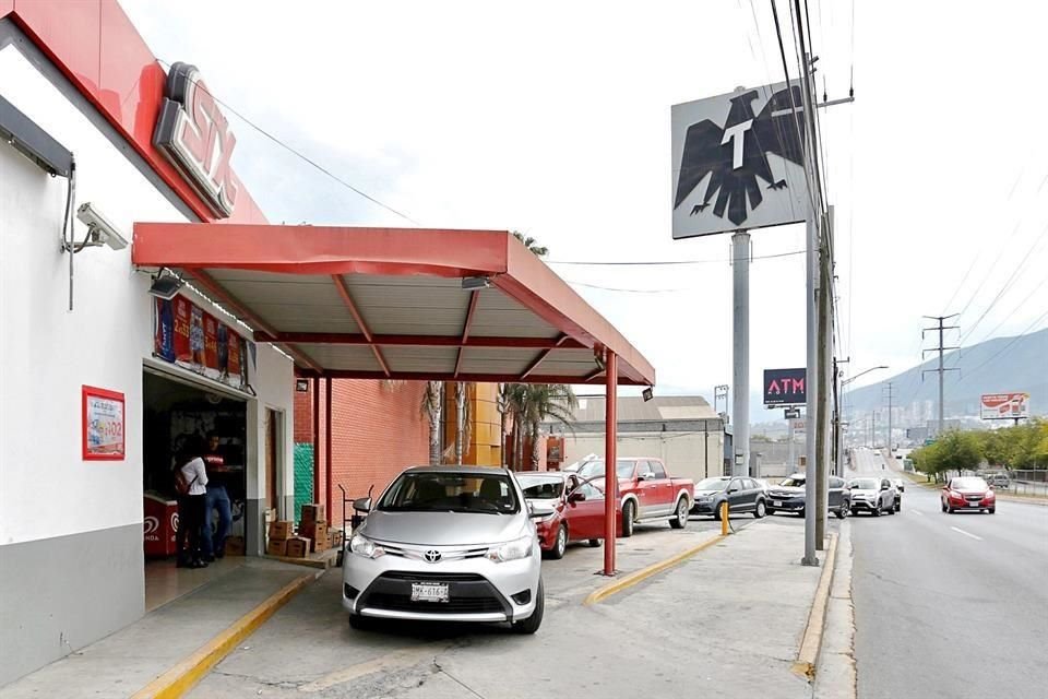 En un servicar de la Avenida Rangel Frías se formaron largas filas de vehículos como si fuera fin de semana.