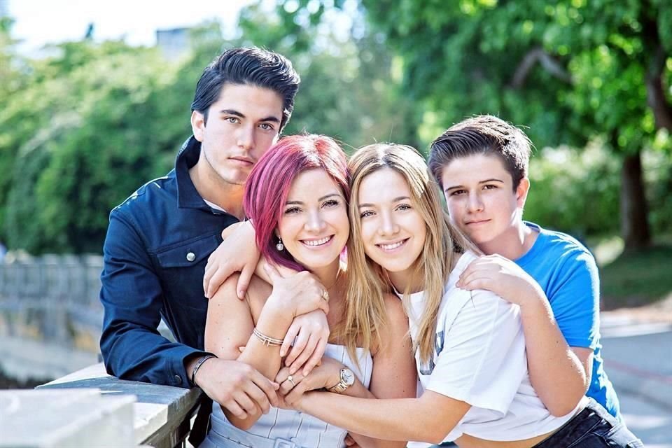 Lizzeth Marcos con sus hijos Marcelo, Mariana y Daniel Ortiz Marcos