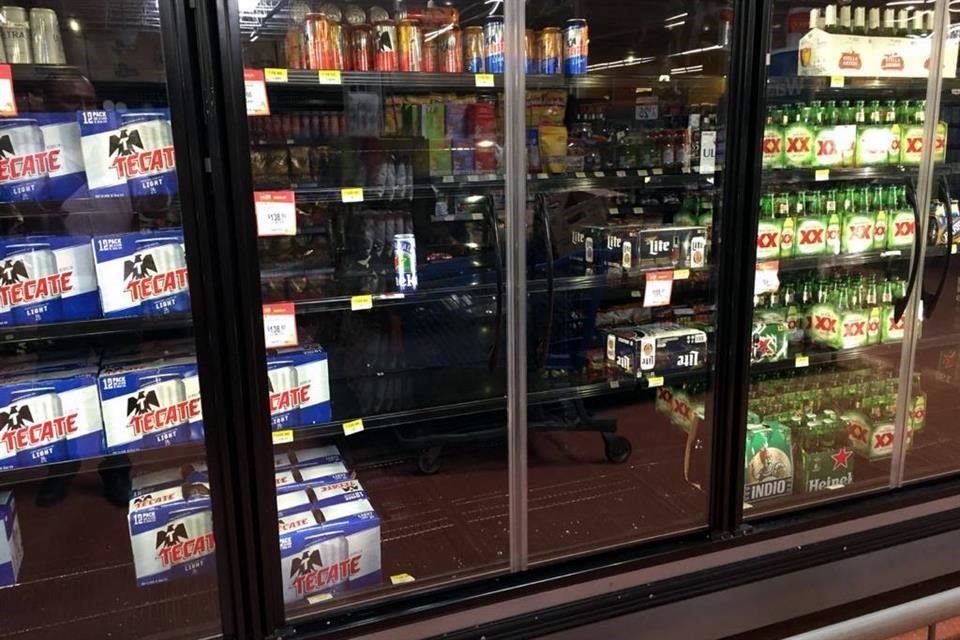 Ciudadanos realizaron compras de pánico ante el anuncio de la detención de producción y distribución de cerveza.