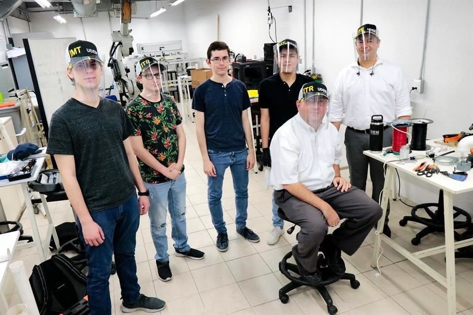 Los alumnos Andrés González Ramos, Sergio Caballero Lozano, Víctor Cárdenas Domene, Omar Beltrán Márquez, el director de la carrera de Mecatrónica y Robótica de la UDEM, Hussein De la Torre, y el profesor de la Escuela de Ingeniería de la UDEM, Raúl Quintero.