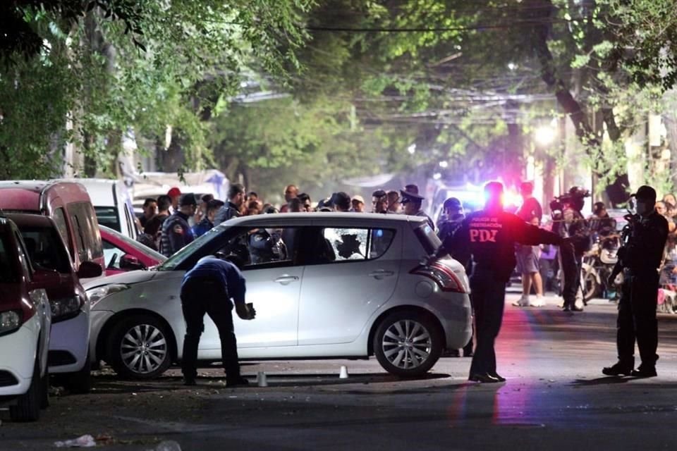 El conductor de un auto Suzuki Swift fue asesinado a tiros cuando transitaba en la calle Enrique González Martínez, en Santa María la Ribera.