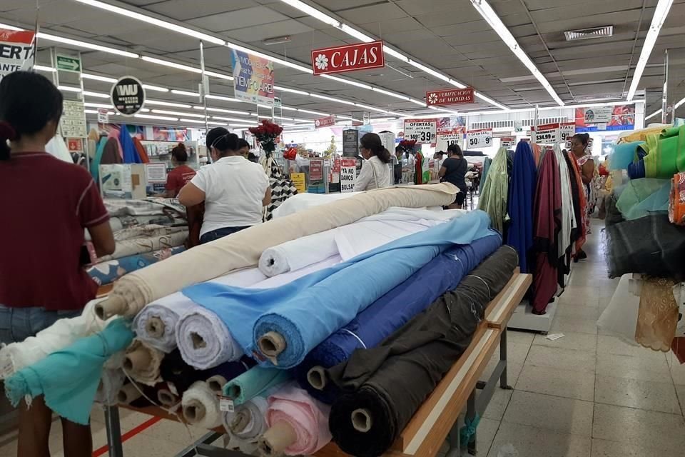Ante el desabasto, algunas  personas han optado por comprar tela y elástico un poco más grande para fabricarlos en casa.