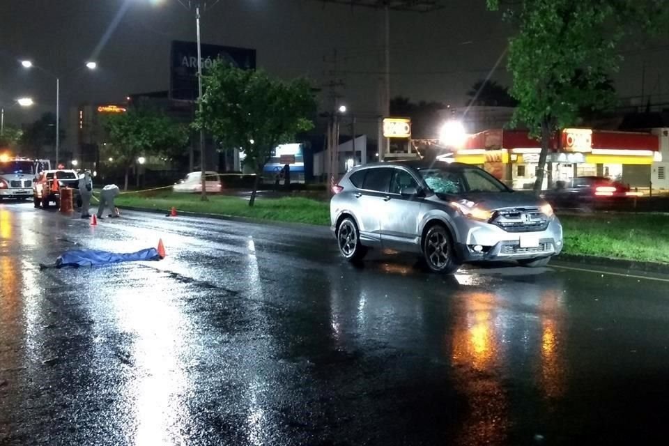 El accidente se registró cerca de las 22:30 horas en la Carretera Miguel Alemán, en el cruce con el Bulevar Julián Treviño Elizondo, en la antigua Carretera a Huinalá.