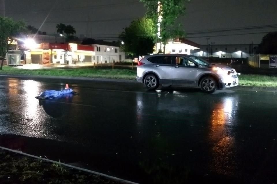 El accidente se registró cerca de las 22:30 horas en la Carretera Miguel Alemán, en el cruce con el Bulevar Julián Treviño Elizondo, en la antigua Carretera a Huinalá.