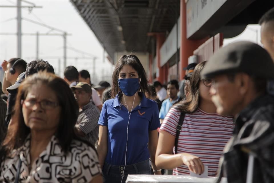 En el transporte público ya es común ver personas usando cubrebocas.