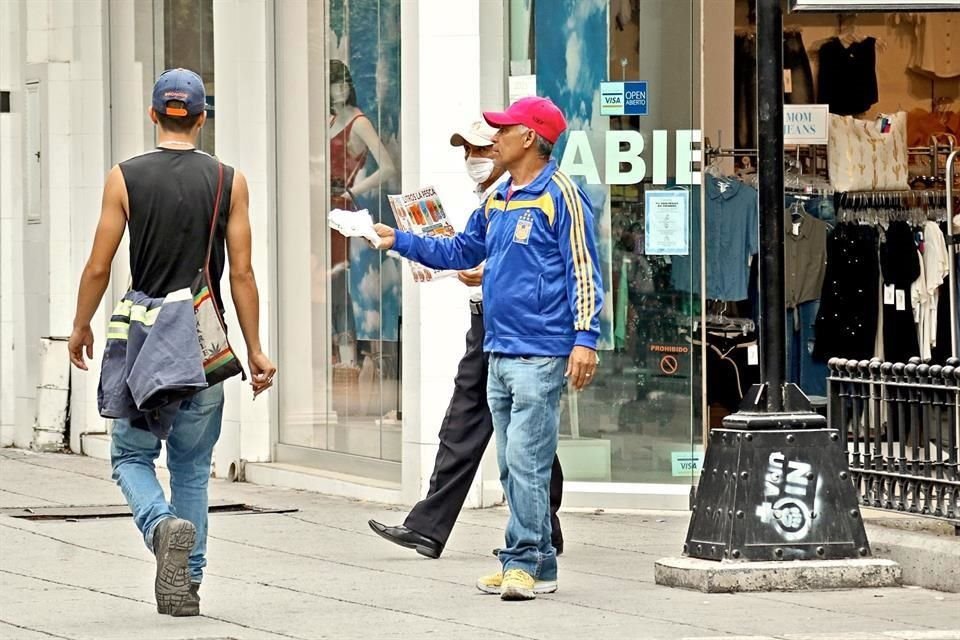 Negocios considerados no esenciales se mantenían abiertos ayer, pese al decreto federal de cerrar por la emergencia sanitaria.