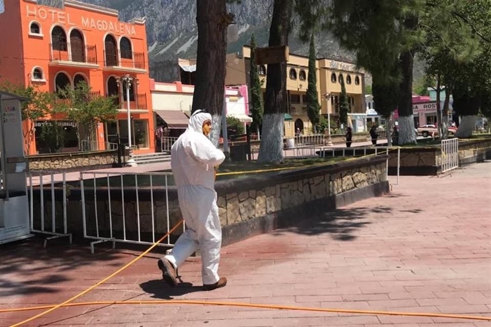 Las bancas de la plaza principal de Galeana fueron quitadas y se sanitiza el área; además, hay cinco filtros en accesos al municipio.